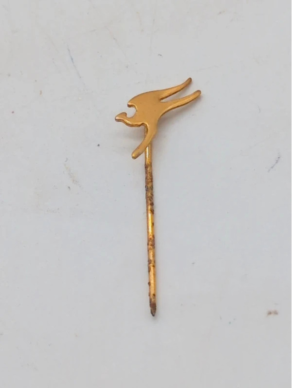 Vintage Qantas Airlines Flying Kangaroo Gold Tone Stick Pin Lapel Badge